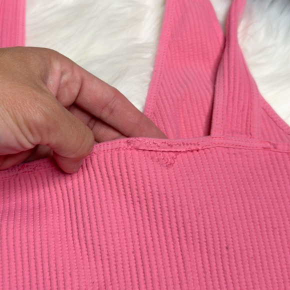 Nikki Seamless Plunge Cropped Tank Tops - Picture 3 of 3